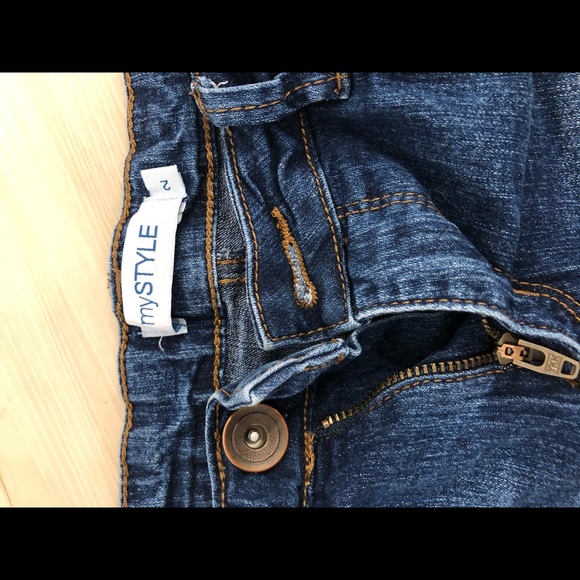 Low-Rise Jean Shorts - Picture 5 of 6